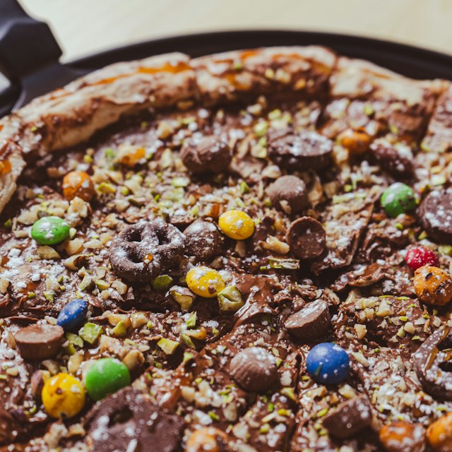 Pizza doce de chocolate com confeitos